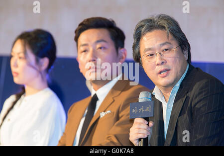 Kim Min-hee, Ha Jung-woo e Park Chan-wook, 2 Maggio 2016 : membri del cast Kim Min-hee (L), Ha Jung-woo (C) e direttore di Park Chan-wook di partecipare alla conferenza stampa per il loro film, 'l'ancella" a Seul, in Corea del Sud. Il thriller è stato invitato per il concorso principale categoria di sessantanovesima Cannes Film Festival che si terrà a Cannes dal maggio 11-22. Il film è stato adattato da Sarah Waters" romanzo Fingersmith. Credito: Lee Jae-Won/AFLO/Alamy Live News Foto Stock