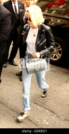 New York, Stati Uniti d'America. Il 2 maggio, 2016. L'attrice Kristen Stewart arriva al Mark Hotel, per essere pronti per il 2016 Istituto Costume incontrato gala intitolato 'Mano x Machina: Moda in età di tecnologia. Credito: Nancy Kaszerman/ZUMA filo/Alamy Live News Foto Stock