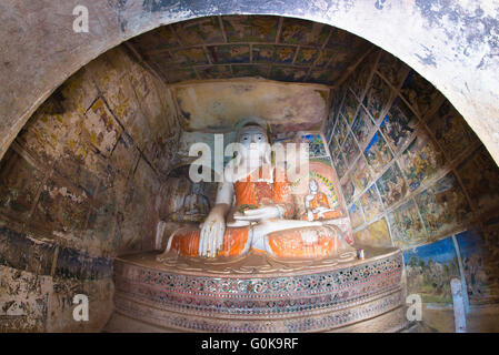 Statue di Buddha in Pho Win Taung Grotte Monywa, Mandalay Foto Stock