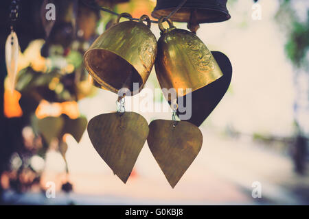 Golden campane nel tempio buddista della Thailandia , Vintage filtro colore Foto Stock