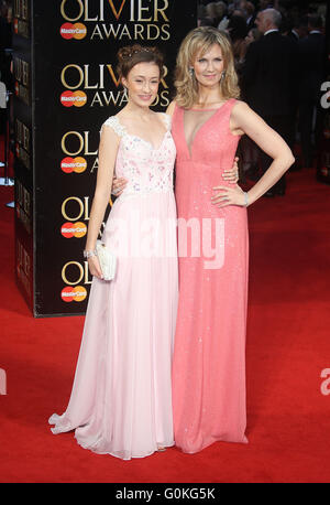 3 aprile 2016 - Cayleigh Allen e Leigh Zimmerman frequentando il Olivier Awards 2016 at Royal Opera House Covent Garden in Lond Foto Stock