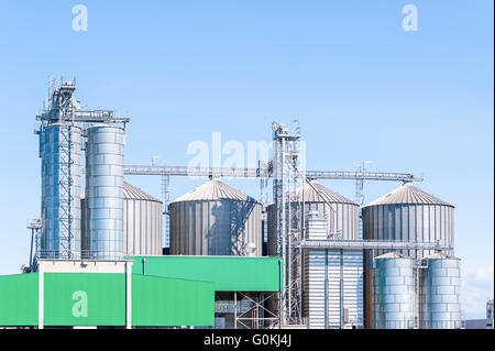 Impianto di stoccaggio cereali e produzione di bio-gas; silos e torri di essiccazione Foto Stock