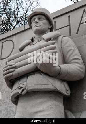 Grande monumento a forma di un serviceman americano visto nel cimitero americano, Cambridgeshire, Regno Unito Foto Stock