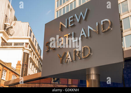 Il famoso segno esterno della Nuova Scozia Scotland Yard sede della polizia di Londra,l'Inghilterra,UK Foto Stock