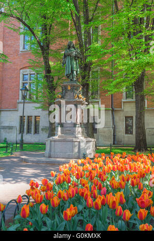 Copernico Cracovia Polonia, statua di Nicolaus Copernicus fuori dal Collegium Novum universitario edificio ai margini del Parco Planty, Cracovia, Polonia. Foto Stock