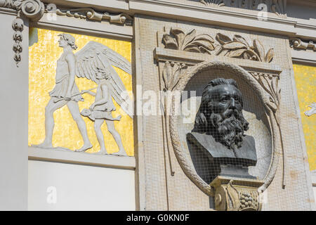 Jan Matejko Krakow, vista di un busto dell'artista Jan Matejko sulla parete riccamente decorata del Palazzo d'Arte ispirato Secession a Cracovia, Polonia. Foto Stock