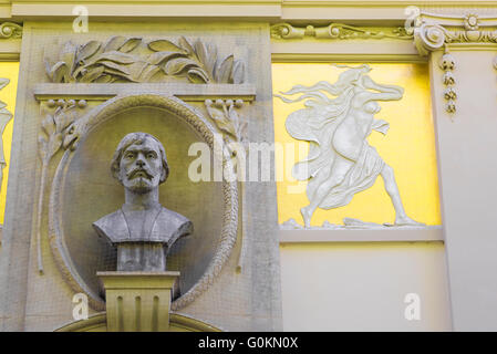 Polonia art nouveau, vista di un busto di drammaturgo e pittore Stanislaw Wyspianski sulla parete riccamente decorata del Palazzo d'Arte di Cracovia, Polonia. Foto Stock