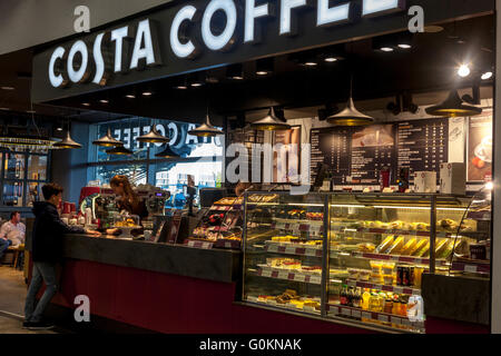 Costa Coffee shop, Aeroporto, Praga, Repubblica Ceca Foto Stock