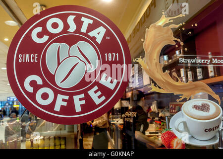 Costa coffee shop, Aeroporto di Praga, Repubblica Ceca Foto Stock