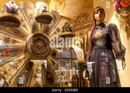 La finestra di visualizzazione Michal Negrin negozio di moda, Karlova Street, Città Vecchia, Praga, Repubblica Ceca Foto Stock