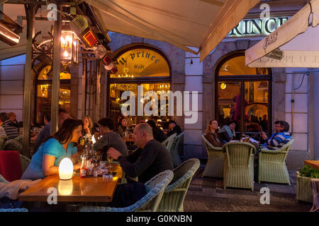 Persone Nel Ristorante U Prince Praga Centro Storico, Repubblica Ceca Foto Stock