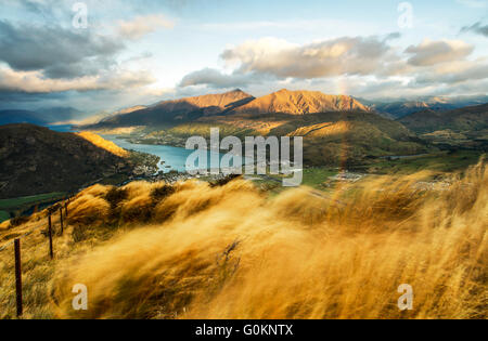 La vista di Queenstown da il Remarkables, Queenstown, New Zealand Nuova Zelanda. Foto Stock