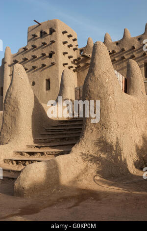 Ingresso della grande moschea di Djenné, (Mali, Africa) il più grande edificio di adobe, esempio di architettura Sudano-Sahelian Foto Stock