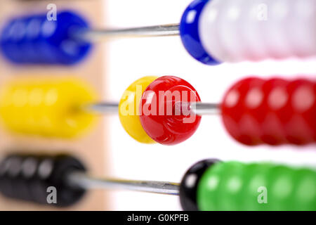 Abacus contatore in dettaglio e isolato su bianco Foto Stock