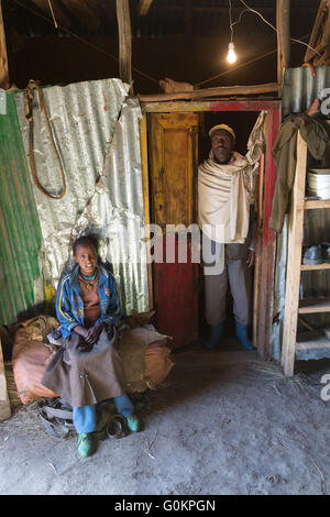 Villaggio Furamariam, Debele, Amhara, Etiopia, 2013: Kidane Wolde, 49, con la sua luce elettrica. Foto Stock