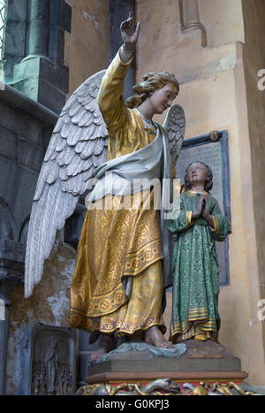 Statua dell'Angelo Custode e il bambino nella Chiesa di Nostra Signora a Bruges, Belgio Foto Stock