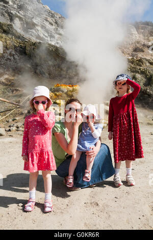 Donna turistiche bambini famiglia al vulcano Solfatara vapore & esalazioni solforose Pozzuoli, Napoli Italia; Campi Flegrei area vulcanica Foto Stock