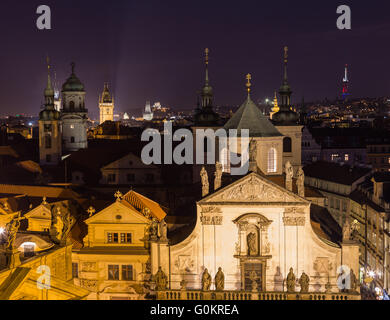 Una vista dall'alto di rootops e architettura in Prague Old Town di notte. Foto Stock