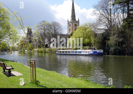 Battello da crociera sul fiume Avon a Stratford-upon-Avon, Warwickshire, Inghilterra, Regno Unito Foto Stock