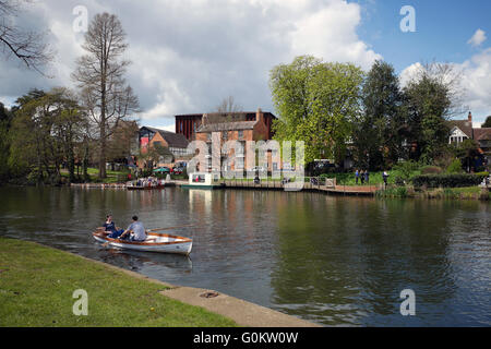 Canottaggio sul fiume Avon a Stratford-upon-Avon, Warwickshire, Inghilterra, Regno Unito. Foto Stock