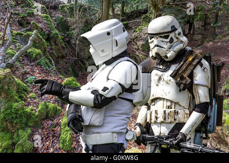 Star wars stormtroopers Foresta di Dean, nel Gloucestershire. Foto Stock