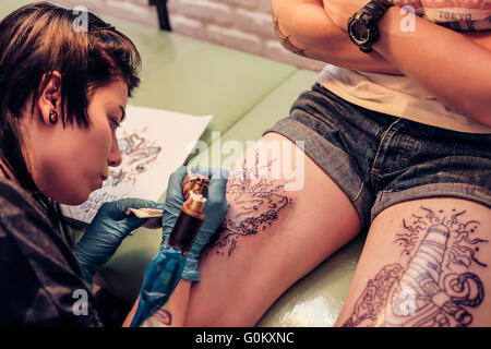 Professional tattoo artist facendo un tatuaggio Foto Stock