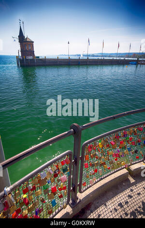KONSTANZ, Germania - 30 Aprile 2016- Lucchetti in porto di Konstanz città con una vista del lago di Costanza. Foto Stock