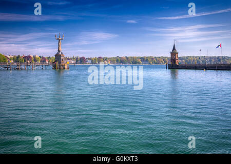 KONSTANZ, Germania - 30 Aprile 2016- Imperia statua nel porto di Konstanz città con una vista del lago di Costanza. Foto Stock