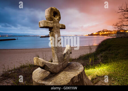 Scultura di ancoraggio al tramonto, Spiaggia di Magdalena, Mare Cantabrico. Santander Cantabria Spagna Europa Foto Stock