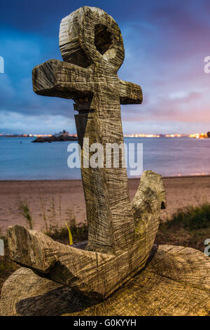 Scultura di ancoraggio al tramonto, Spiaggia di Magdalena, Mare Cantabrico. Santander Cantabria Spagna Europa Foto Stock