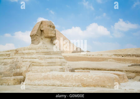 Punto di riferimento della famosa Grande Sfinge, dal XXVI secolo prima di Cristo e dietro la Grande Piramide di Khufu, in Giza accanto al Cairo c Foto Stock