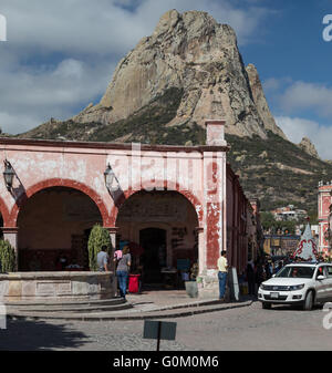 I turisti vicino a Peña de Bernal, un grande monolite in piedi 350 metri, si trova in Pueblito Magico di Bernal, Queretaro, Messico Foto Stock