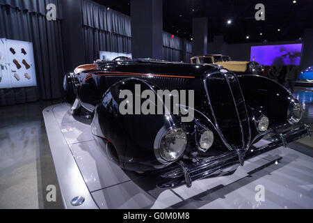 Questo arancio e nero 1938 Delahaye tipo 135M concorrenza Roadster di Figoni et Falaschi sul display al Petersen Automotive M Foto Stock