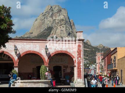 I turisti vicino a Peña de Bernal, un grande monolite in piedi 350 metri, si trova in Pueblito Magico di Bernal, Queretaro, Messico Foto Stock