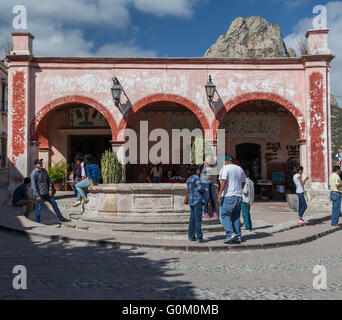 I turisti vicino a Peña de Bernal, un grande monolite in piedi 350 metri, si trova in Pueblito Magico di Bernal, Queretaro, Messico Foto Stock