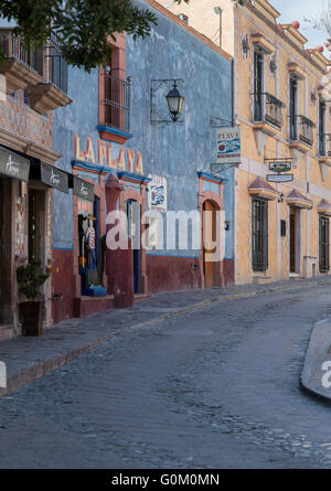 Piccoli negozi sulla strada stretta in Pueblito Magico di Bernal, fondata nel 1642 dagli Spagnoli, Bernal è in Queretaro, Messico Foto Stock