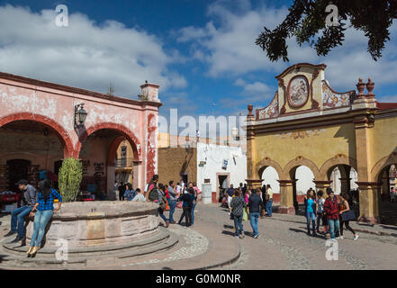 I turisti vicino a Peña de Bernal, un grande monolite in piedi 350 metri, si trova in Pueblito Magico di Bernal, Queretaro, Messico Foto Stock