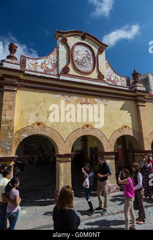 I turisti vicino a Peña de Bernal, un grande monolite in piedi 350 metri, si trova in Pueblito Magico di Bernal, Queretaro, Messico Foto Stock