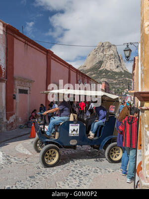 I turisti vicino a Peña de Bernal, un grande monolite in piedi 350 metri, si trova in Pueblito Magico di Bernal, Queretaro, Messico Foto Stock