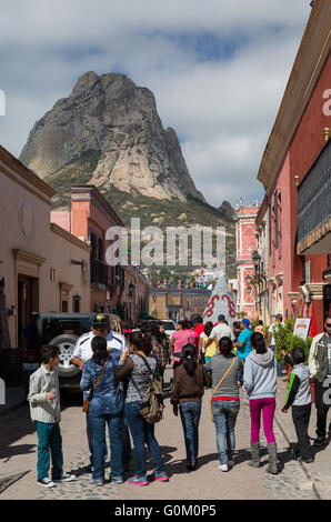 I turisti vicino a Peña de Bernal, un grande monolite in piedi 350 metri, si trova in Pueblito Magico di Bernal, Queretaro, Messico Foto Stock