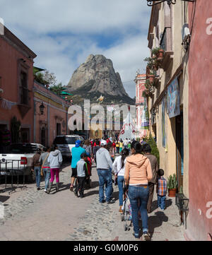 I turisti vicino a Peña de Bernal, un grande monolite in piedi 350 metri, si trova in Pueblito Magico di Bernal, Queretaro, Messico Foto Stock