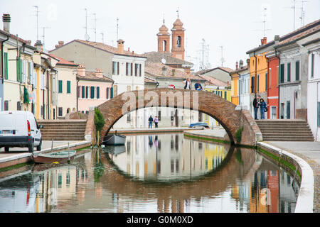 Comacchi,Italy-May 3,2015:persone passeggiata a Comacchio, Ferrara, Emilia Romagna, Italia durante una giornata nuvolosa. Foto Stock