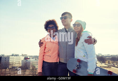 Happy amici adolescenti in sfumature parlando su strada Foto Stock