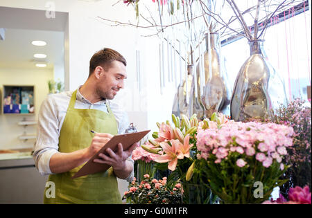 Fioraio uomo con appunti al negozio di fiori Foto Stock