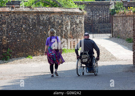 Accesso per la sedia a rotelle. Perimetro Norwich Cathedral. Norfolk. East Anglia. Regno Unito. Foto Stock