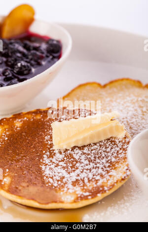 Gustose frittelle dolci con gelato alla vaniglia e topping Foto Stock