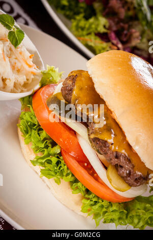 Cheeseburger con cole slaw Foto Stock