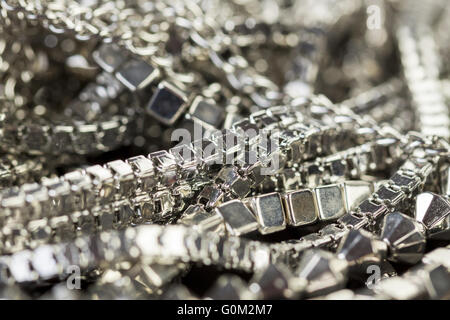 Pila assortiti di catene in argento Foto Stock
