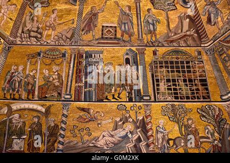 Un bellissimo soffitto della cattedrale nel cuore di Firenze Foto Stock