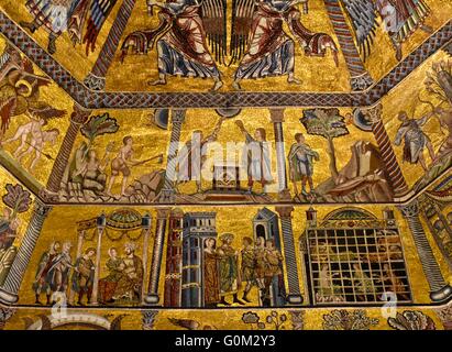 Un bellissimo soffitto della cattedrale nel cuore di Firenze Foto Stock